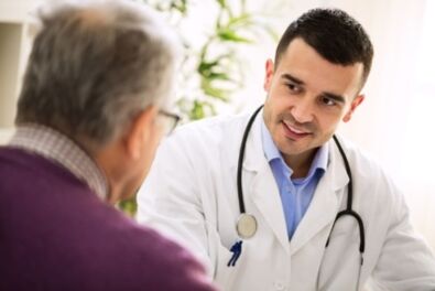 O médico dá recomendacións para a prevención da osteocondrose da columna vertebral torácica